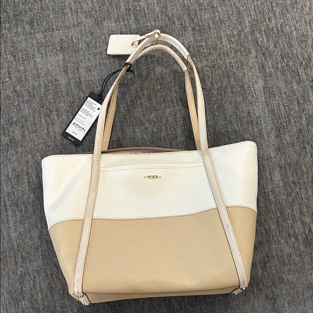 Tumi small Q-tote tan and cream/white
